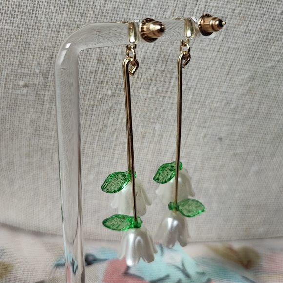 Lily of the Valley Flower Garden Plastic Gold Tone Pierced Earrings Brand New - Picture 5 of 15